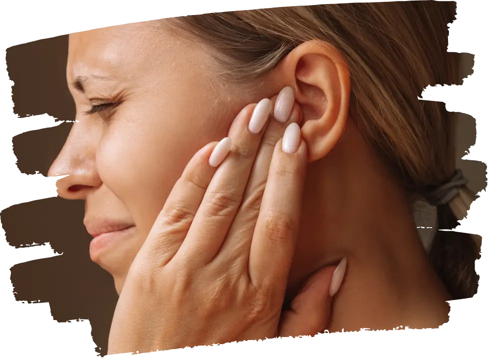 Femme tenant son oreille avec expression douloureuse