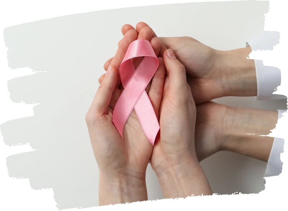 Mains tenant un ruban rose de sensibilisation au cancer
